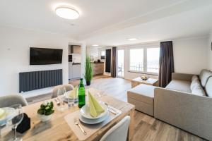 ein Wohnzimmer mit einem Sofa und einem Tisch in der Unterkunft Smart Resorts Haus Diamant Ferienwohnung 712 in Winterberg
