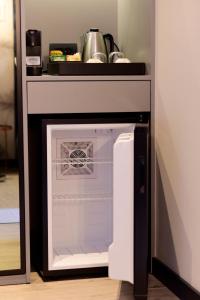 - un réfrigérateur avec une porte ouverte dans la cuisine dans l'établissement The Lion Rooms, à Zadar