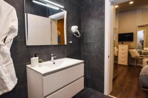Koupelna v ubytování Cosy Albert's Seaside Suites (Sliema)