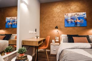 Postel nebo postele na pokoji v ubytování Cosy Albert's Seaside Suites (Sliema)