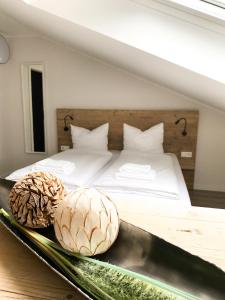 Una cama con dos sandías encima. en Smart Resorts Haus Azur Ferienwohnung 812, en Winterberg