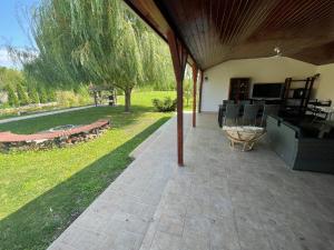 A garden outside Battonya House