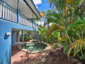 Cairns North的住宿－Cairns Sunshine Lodge，庭院中带小型游泳池的房子