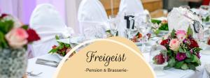 uma mesa preparada para uma recepção de casamento em Freigeist • Pension & Brasserie em Witzin
