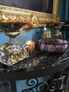 a mirrored table with a mirror and a bowl on it at Le 1930, chambres d’hôtes de charme in Cosne-Cours-sur-Loire