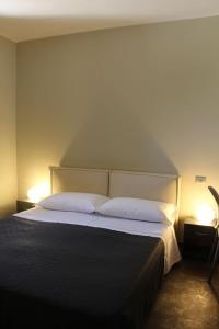 1 dormitorio con 1 cama grande y 2 lámparas en Hotel Torre Domini, en Giovinazzo