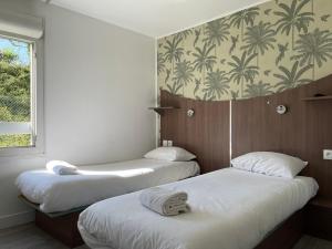 Кровать или кровати в номере Kyriad Direct Val de Reuil