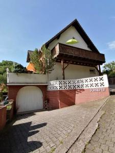 a house with a white fence and a driveway at Ferienwohnung Schaefer in Heppenheim an der Bergstrasse