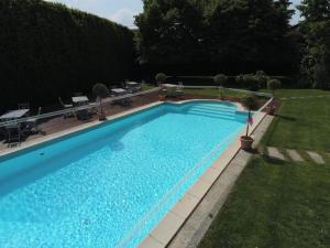 an overhead view of a swimming pool in a yard at La Trunera Guest House in Alessandria