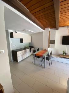 - une cuisine et une salle à manger avec une table et des chaises dans l'établissement Apartment Sara Gajac, Novalja, à Novalja