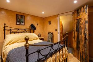 a bedroom with a bed in a room at Fagin's Den in Broadstairs - Winter special offers! in Broadstairs