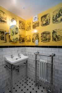 a bathroom with a sink and a mirror at Fagin's Den in Broadstairs - Winter special offers! in Broadstairs +19 photos