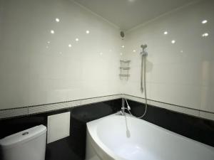 Kúpeľňa v ubytovaní Beautiful 1-bedroom near Most City Center