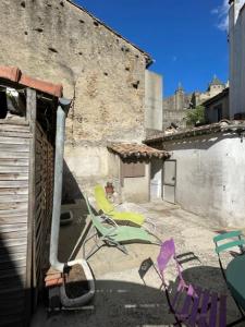 a patio with a chair and a building at Le Patio Cathare in Carcassonne