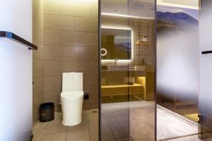 TRUE Go hotel的一间浴室