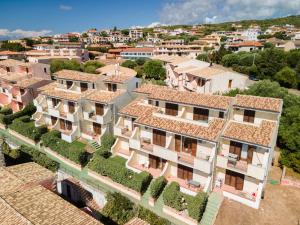 una vista aerea di un villaggio con case di Residence PendraSardinia Costa del Turchese by PendraHolidays a Badesi