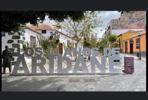 een groot metalen bord dat leest los verbeterde aragon bij Villa La Ponderosa in Los Llanos de Aridane