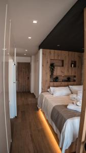 Ein Bett oder Betten in einem Zimmer der Unterkunft COSea Living: SeaSide Deluxe Suite in Harbour 107B