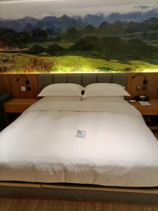 TRUE Go hotel客房内的一张或多张床位