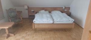 Postel nebo postele na pokoji v ubytování Hotel Pension Am Engelsberg