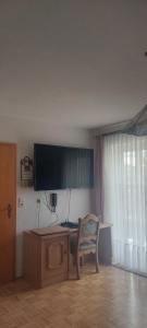TV a/nebo společenská místnost v ubytování Hotel Pension Am Engelsberg