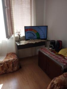 Habitación con ventana y escritorio con ordenador portátil. en Viki en Burgas