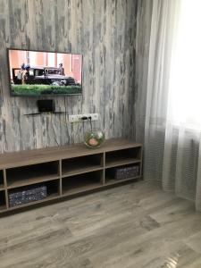 uma sala de estar com televisão na parede em Apartments O.Polya ( Kirova) 106 em Dnipro