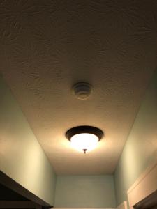 um tecto com luz num quarto em Newhouse Family Inn em Lewisville