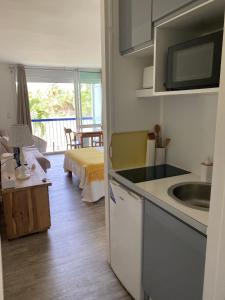 eine Küche mit Spüle und Arbeitsplatte in der Unterkunft Résidence Savane in Le Gosier