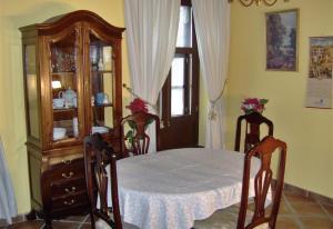 een eetkamer met een tafel en een servieskast bij Aptos Monasterio de San Antonio 3 in Icod de los Vinos