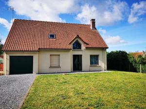 ein Haus mit einem roten Dach und einem Hof in der Unterkunft VENT DE FOLIE in Le Crotoy