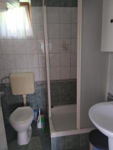 A bathroom at Ildiko Appertements Még 19 kép