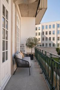 een balkon met een bank en uitzicht op een gebouw bij Historic apartment at Cardosas with balcony in Porto