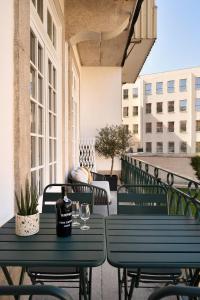 een tafel met een fles wijn op een balkon bij Historic apartment at Cardosas with balcony in Porto