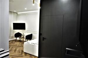 Televízia a/alebo spoločenská miestnosť v ubytovaní Luxury Jacuzzi Apartment