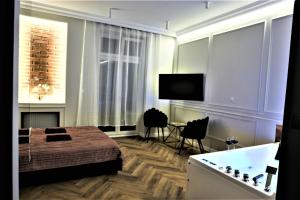 Televízia a/alebo spoločenská miestnosť v ubytovaní Luxury Jacuzzi Apartment