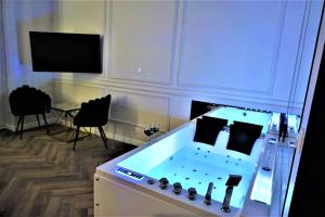 Televízia a/alebo spoločenská miestnosť v ubytovaní Luxury Jacuzzi Apartment