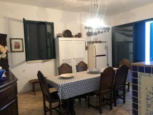 ガリポリにあるVilla Mariapia SP 361のキッチン(テーブル、椅子、冷蔵庫付)