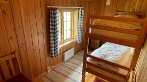 Pokój z łóżkiem piętrowym w kabinie w obiekcie Gammelstua ved Femund w mieście Elga