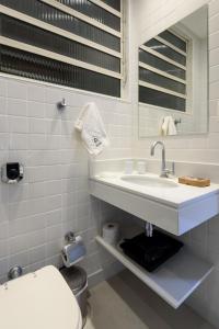 Baño blanco con lavabo y aseo en Sofisticado em Ipanema - Boa Localização - BT301 Z2, en Río de Janeiro