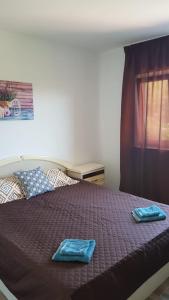 1 dormitorio con 1 cama con 2 toallas en Apartament Mandree, en Costinesti