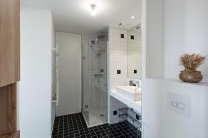 A bathroom at L'YCONIQUE - magnifique T2 quartier Confluence