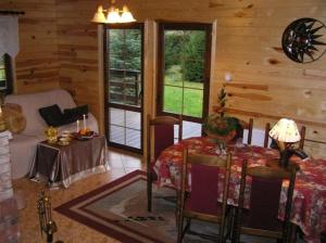 a living room with a table in a log cabin at Dom nad jeziorem - Mazury in Rańsk