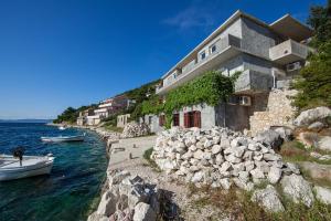 budynek po stronie wody z łodzią w obiekcie Apartments Hropić w mieście Lastovo