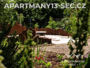 Taman di luar Apartmánový dům 13 Podkroví 2