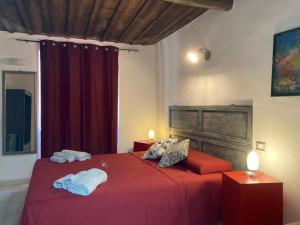- une chambre avec un lit rouge et 2 serviettes dans l'établissement Viterbo alloggio turistico hipster house, à Viterbe 17 autres photos