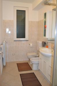 ein Bad mit einem WC und einem Waschbecken in der Unterkunft Casa di Gian in Arnasco