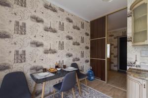 - une salle à manger avec une table et des chaises dans l'établissement Apart на Вернадського, à Dnipro
