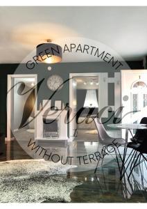 een kamer met een tafel en een klok aan de muur bij VERACI Apartments in Sibiu