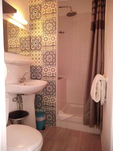 レ・サ​​ーブル・ドロンヌにあるLe vent des globesのバスルーム(洗面台、トイレ、シャワー付)